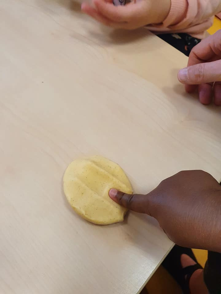Créez une pâte à modeler parfumée à la vanille Babilou